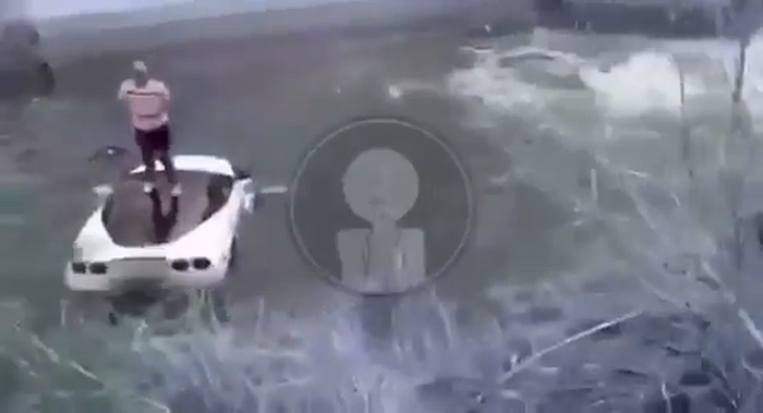 [ACCIDENT] A C6 Corvette Crashing Into a Mexican Canal is as Bad as it Sounds