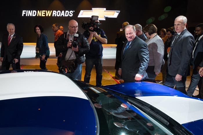 [PIC] Detroit Mayor Duggan Views the 2017 Corvette Grand Sport at NAIAS Preview