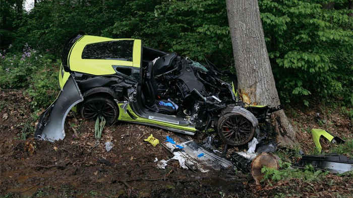 Two Injured after Corvette Z06 Crashes into a Tree in Michigan