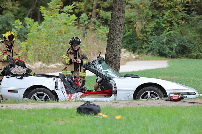 [ACCIDENT] Firefighters Remove the Roof on a C4 Corvette to Free Man Injured in Crash