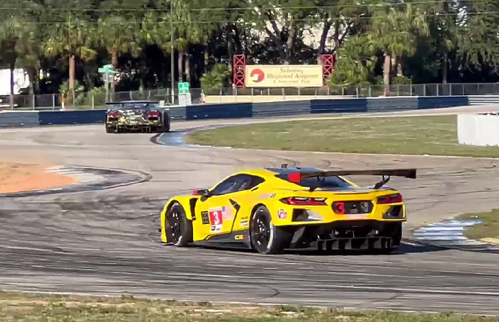 C8.R and Z06 GT3R on the track at Sebring