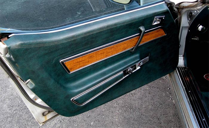 Corvettes for Sale: 1976 Stingray on Craigslist Has Rare Color Combo