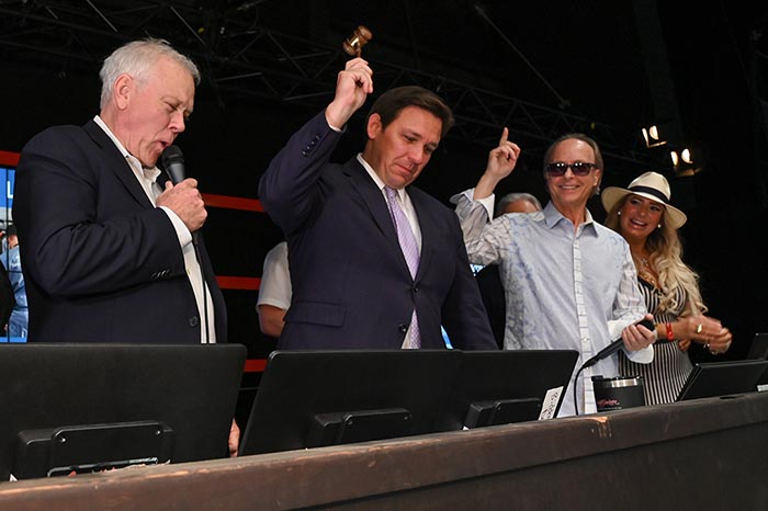 [VIDEO] A 1986 Corvette Indy 500 Pace Car Helps Raise $1.76 Million at Barrett-Jackson for Ukraine Humanitarian Relief Efforts