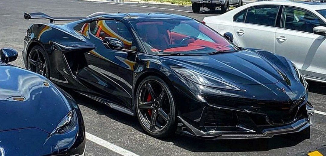 [SPIED] Black 2023 Corvette Z06/Z07 with Adrenaline Red Interior