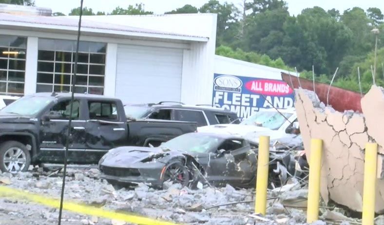 Lightning Strike Hits a Dealership's Gas Storage Tank and Explodes