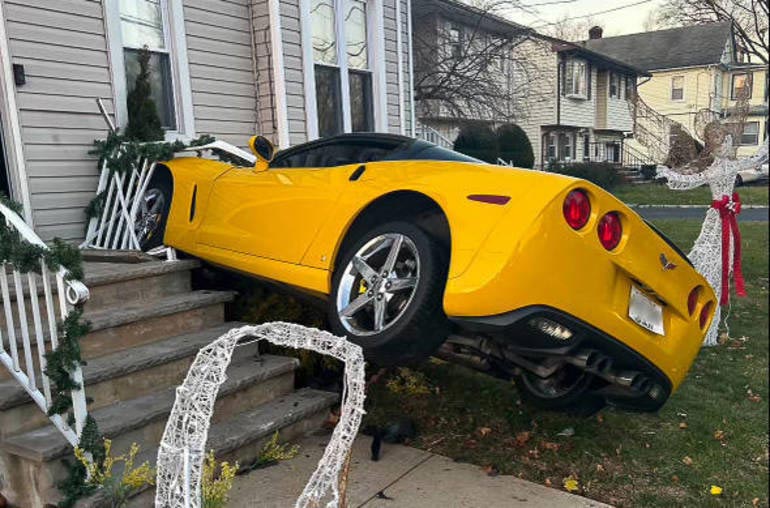 [ACCIDENT] C6 Corvette Crashes into a New Jersey Home