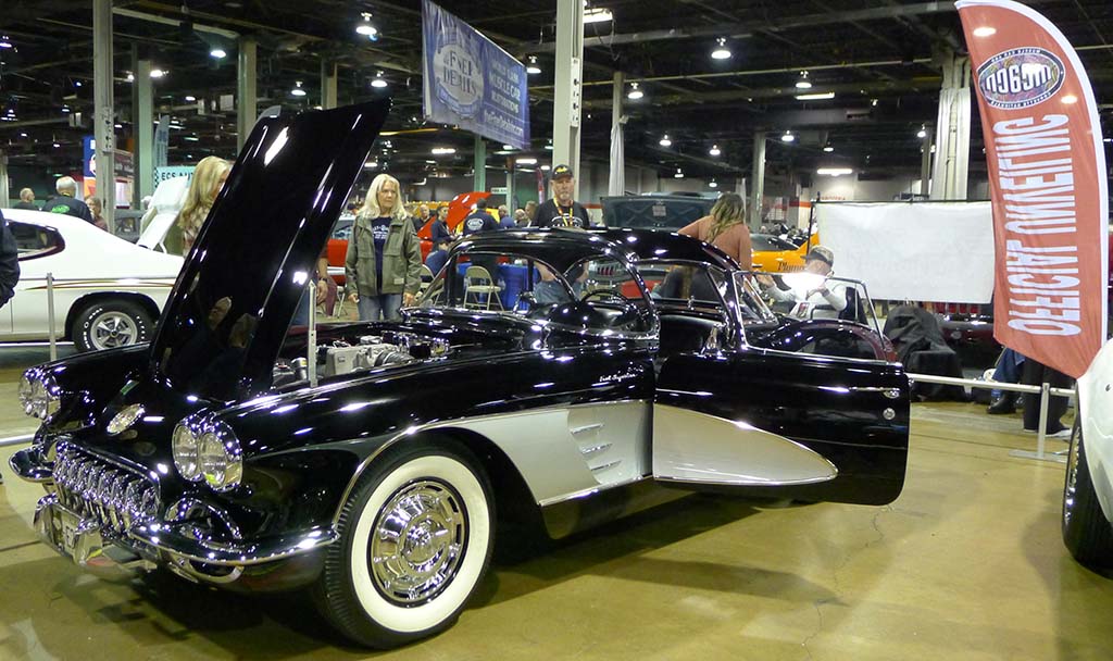 AutoWorld AMM1308 1/18 Ölçek, 1963 Chevrolet Corvette Split Window Coupe  MCACN , Ermine White Sergilemeye Hazir Metal Araba M 20188
