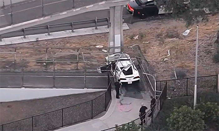 [ACCIDENT] C7 Corvette Gets Stuck While Trying to Cross a Pedestrian Bridge in L.A.