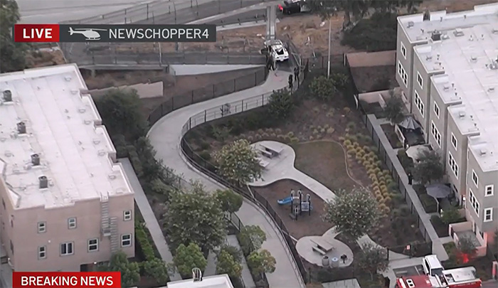 [ACCIDENT] C7 Corvette Gets Stuck While Trying to Cross a Pedestrian Bridge in L.A.