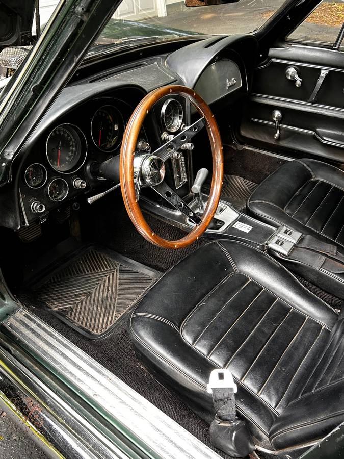 Corvettes à vendre: 1966 Corvette Coupé nécessitant une nouvelle peinture offerte pour 42 000 $ sur Craigslist