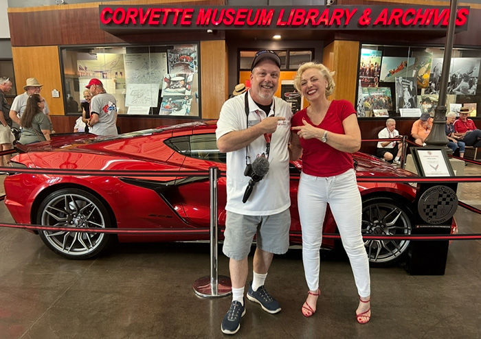Keith Cornett con Amora de CorvetteBlogger, Corvette Lady de NCM