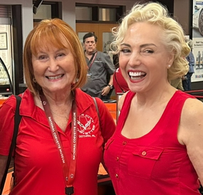 Keith Cornett con Amora de CorvetteBlogger, Corvette Lady de NCM