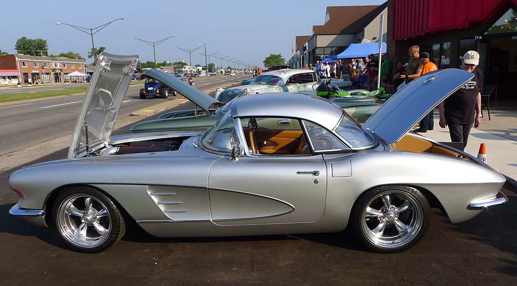 PICS] Corvettes Galore at the 30th Anniversary Woodward Dream