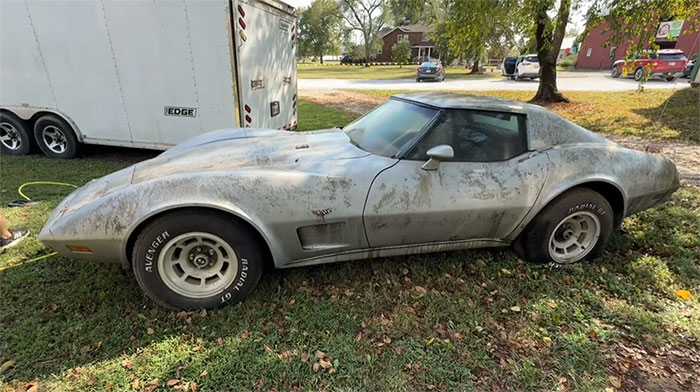 [VIDEO]  Deux corvettes C3 stockées à l'extérieur pendant des décennies sont nettoyées avant d'être vendues aux enchères