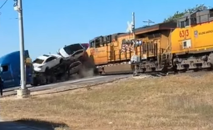 [VIDEO] Train Collides with an Auto Transporter and a C6 Corvette Took the Worst of It