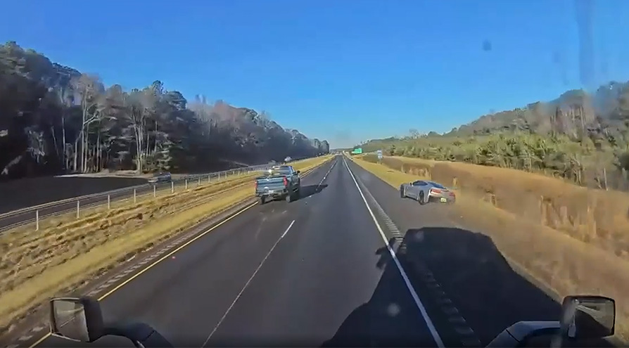 [ACCIDENT] Out-of-Control C7 Corvette Nearly Causes a Pileup on the Interstate