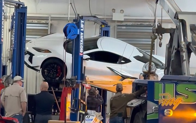 [ACCIDENT] Another C8 Corvette Falls Off a Dealer's Lift