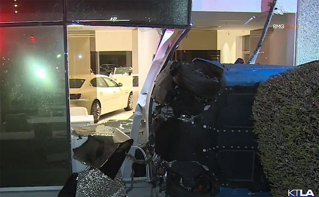 [ACCIDENT] C8 Corvette Goes Flying Off a L.A. Highway and Crashes into a Maserati Dealership