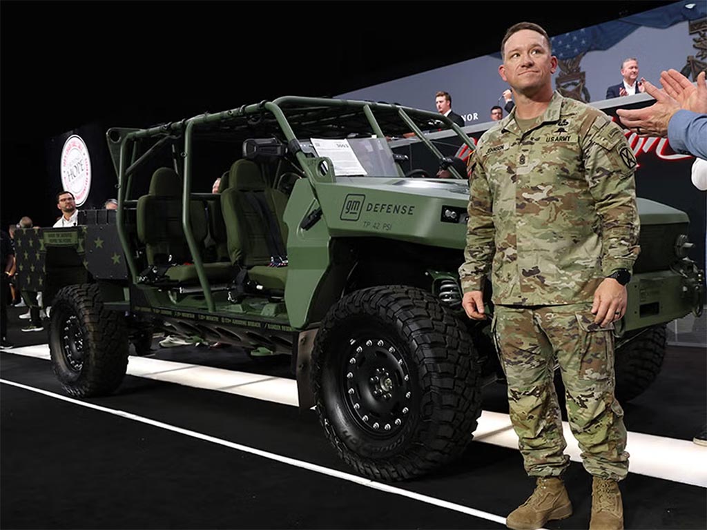 Rick Hendrick dépense 1 million de dollars pour un premier véhicule d'escouade d'infanterie de défense GM à Barrett Jackson Palm Beach