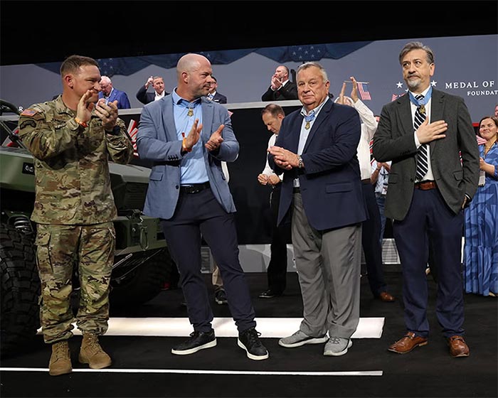 Rick Hendrick dépense 1 million de dollars pour un premier véhicule d'escouade d'infanterie de défense GM à Barrett Jackson Palm Beach