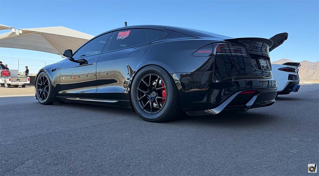 [VIDEO] Episode III: C8 Corvette ZR1X Races a Tesla Plaid in Arizona