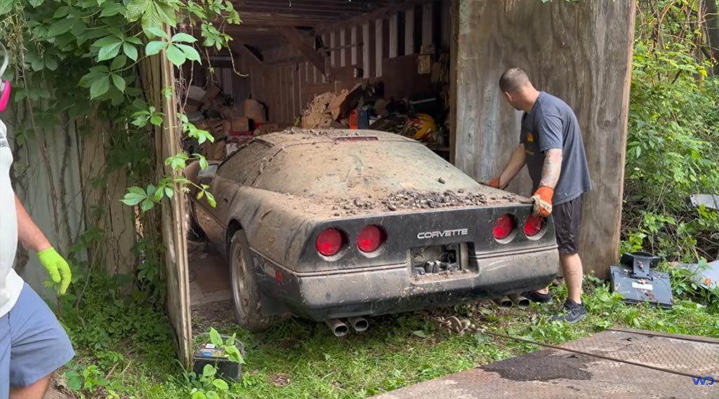 [VIDEO] Grandpa Cries After His 1990 Corvette Receives First Wash in 25 Years