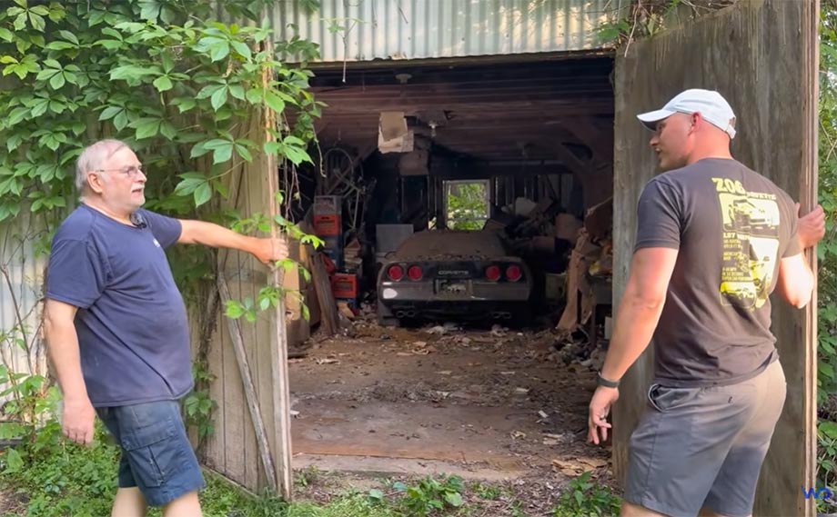 [VIDEO] Grandpa Cries After His 1990 Corvette Receives First Wash in 25 Years