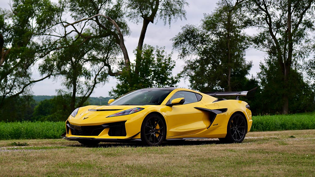 [VIDEO] C8 Corvette ZR1 Flexes its Muscles Against the McLaren 750S
