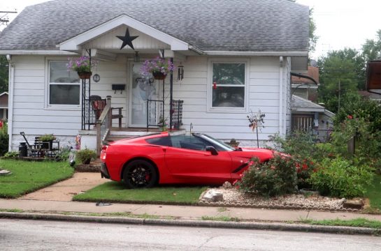 [ACCIDENT] C7 Corvette Stingray Lands in Flower Bed As Driver Attempts to Flee Police