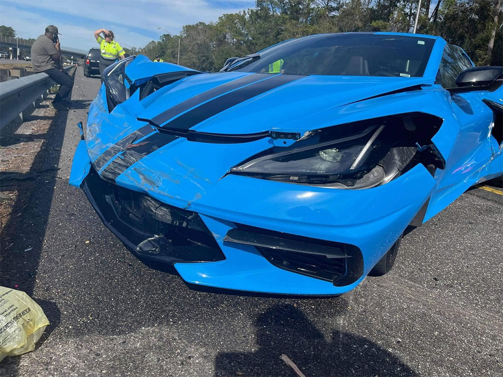 Grader celsius kinakål Støt ACCIDENT] Rapid Blue C8 Corvette Damaged in Florida Highway Crash -  Corvette: Sales, News & Lifestyle