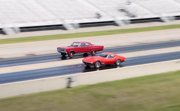 [VIDEO] Old School Grudge Match Features 1969 Corvette L88 vs 1967 Dodge Coronet R/T