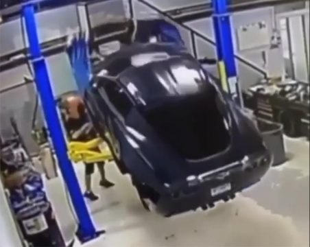 [ACCIDENT] C6 Corvette Falls Off a Lift and Crashes to the Ground