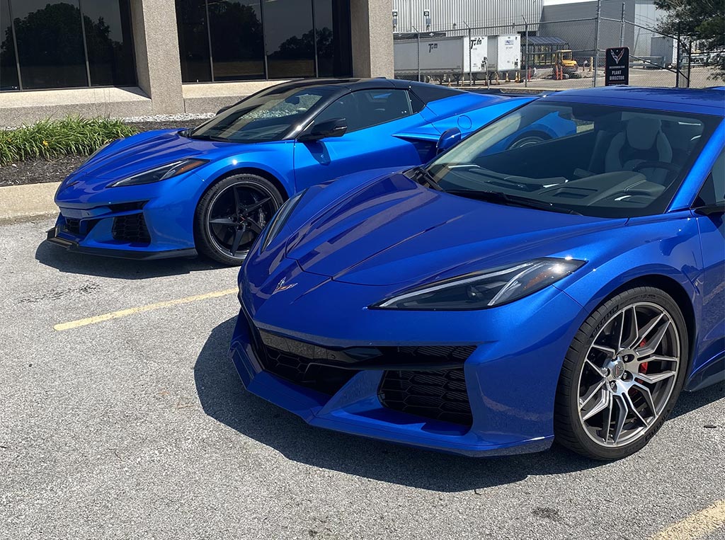 [PICS] 2024 Corvette ERay in Riptide Blue Compared with the Outgoing