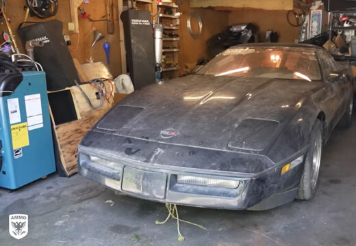 [VIDEO] This Black 1990 Corvette ZR-1 Stored Away Since 1994 with 581 Miles Needs a First Wash